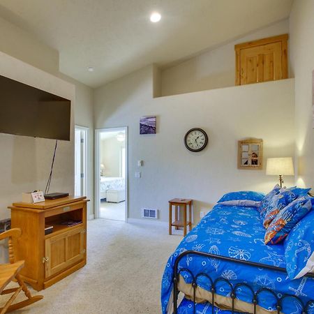 Quiet Waterfront Escape With Hot Tub And Beach Access! Gold Beach Exterior photo