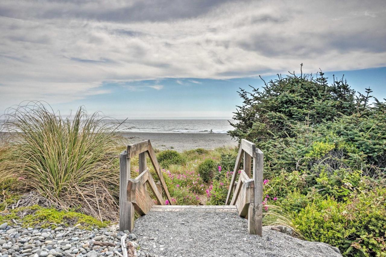 Quiet Waterfront Escape With Hot Tub And Beach Access! Gold Beach Exterior photo