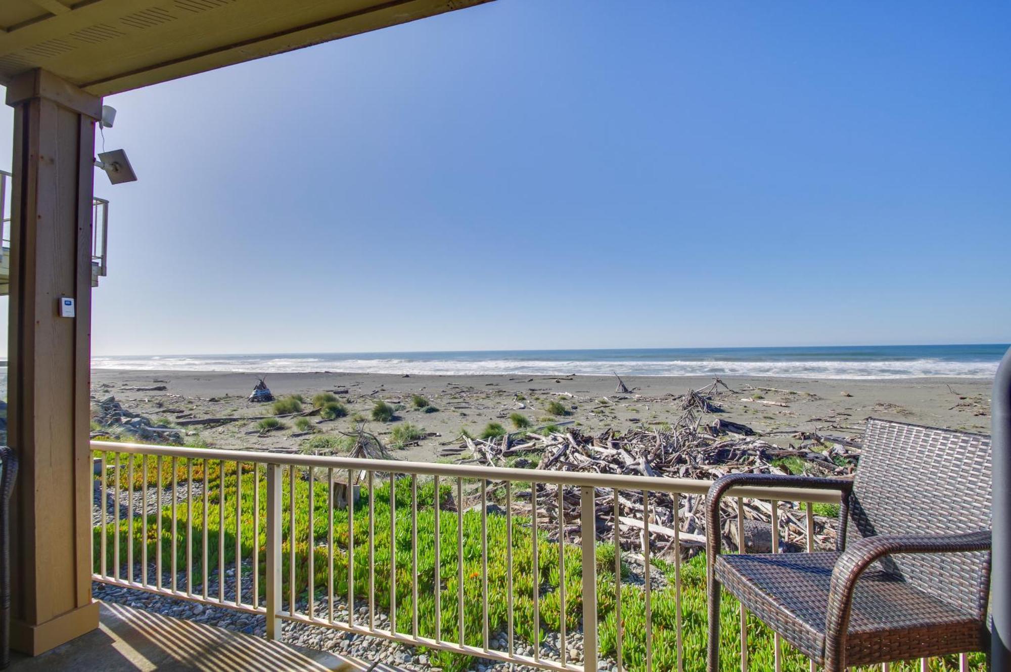 Quiet Waterfront Escape With Hot Tub And Beach Access! Gold Beach Exterior photo