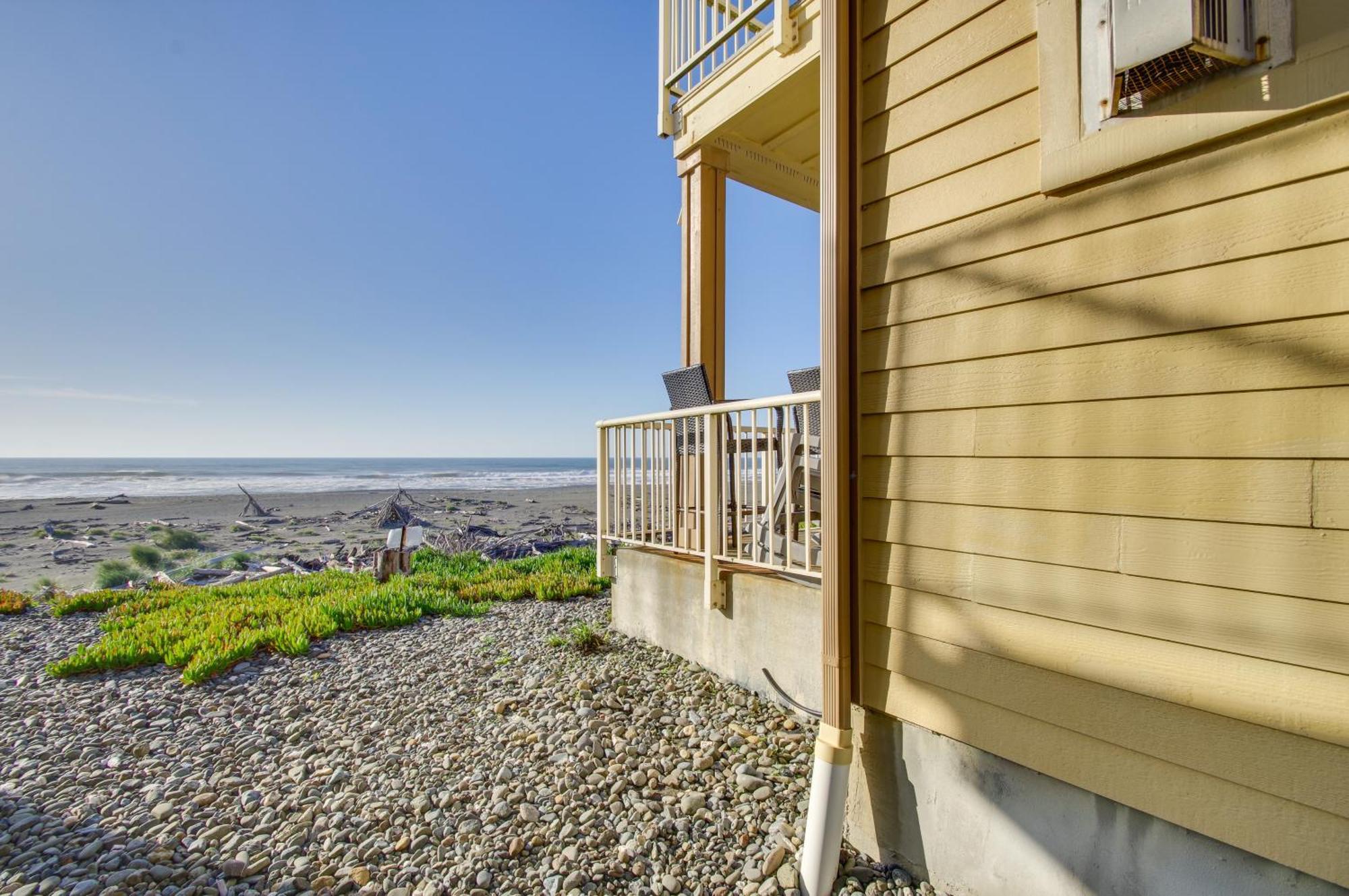 Quiet Waterfront Escape With Hot Tub And Beach Access! Gold Beach Exterior photo