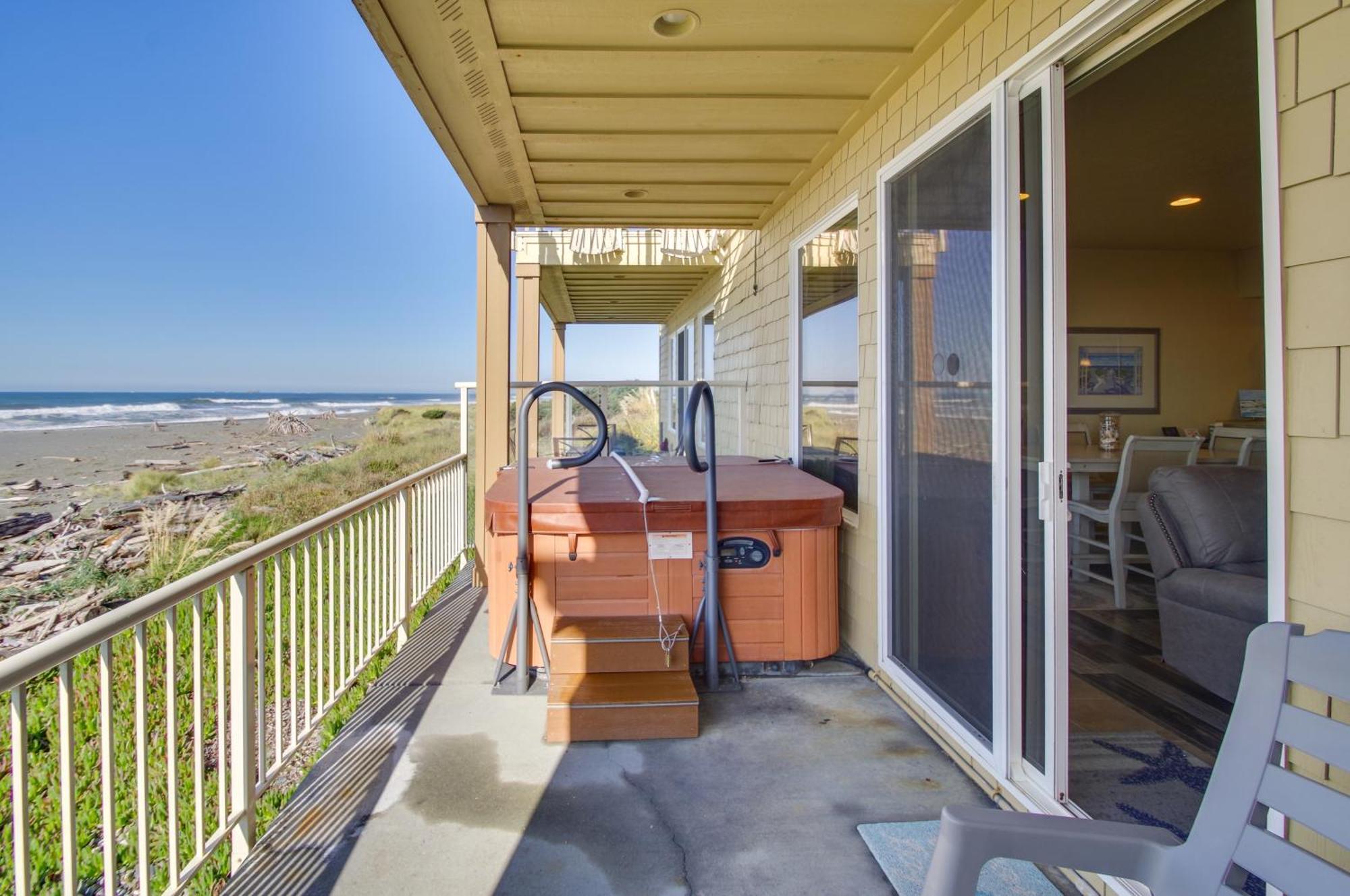 Quiet Waterfront Escape With Hot Tub And Beach Access! Gold Beach Exterior photo