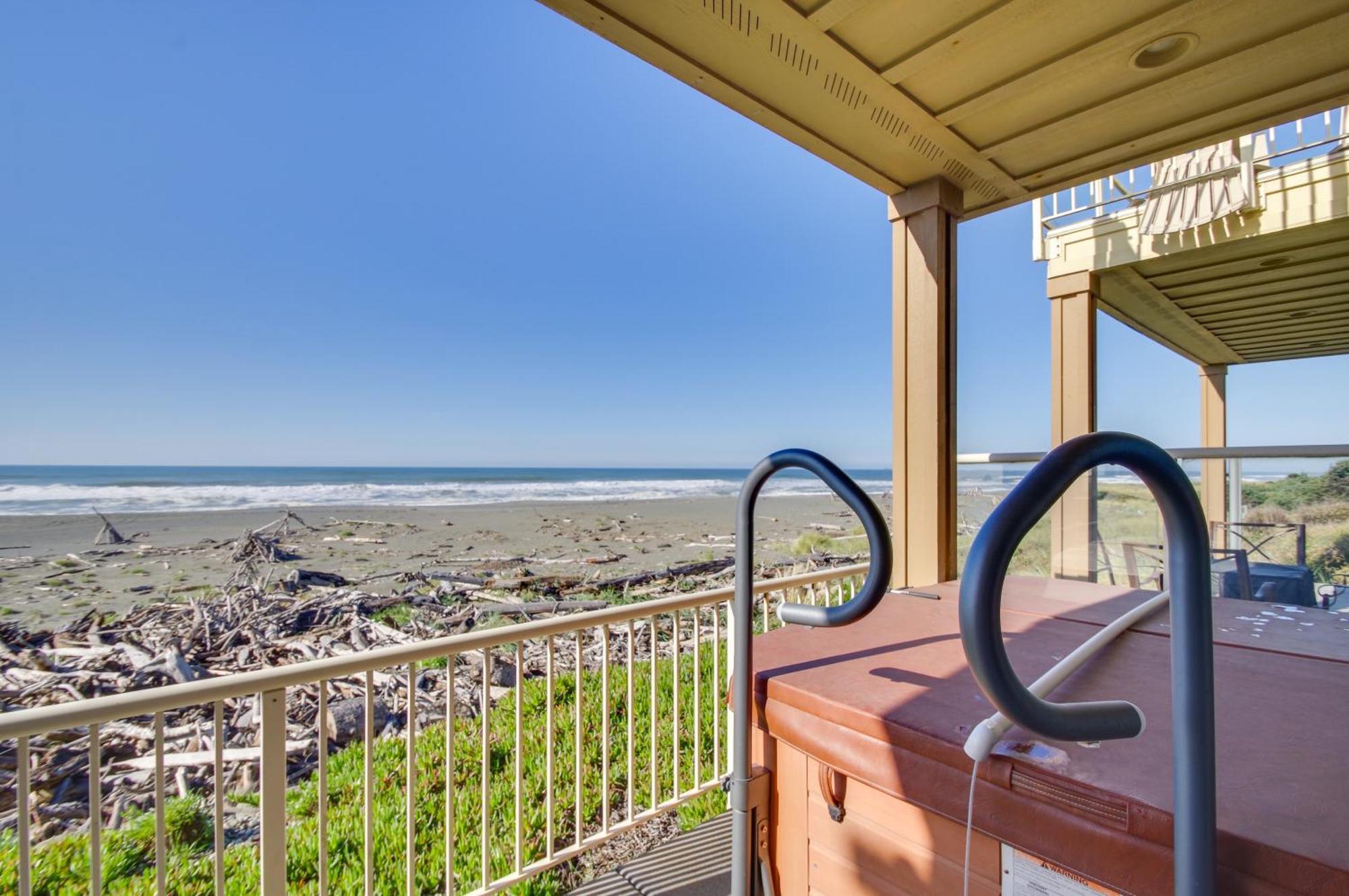 Quiet Waterfront Escape With Hot Tub And Beach Access! Gold Beach Exterior photo