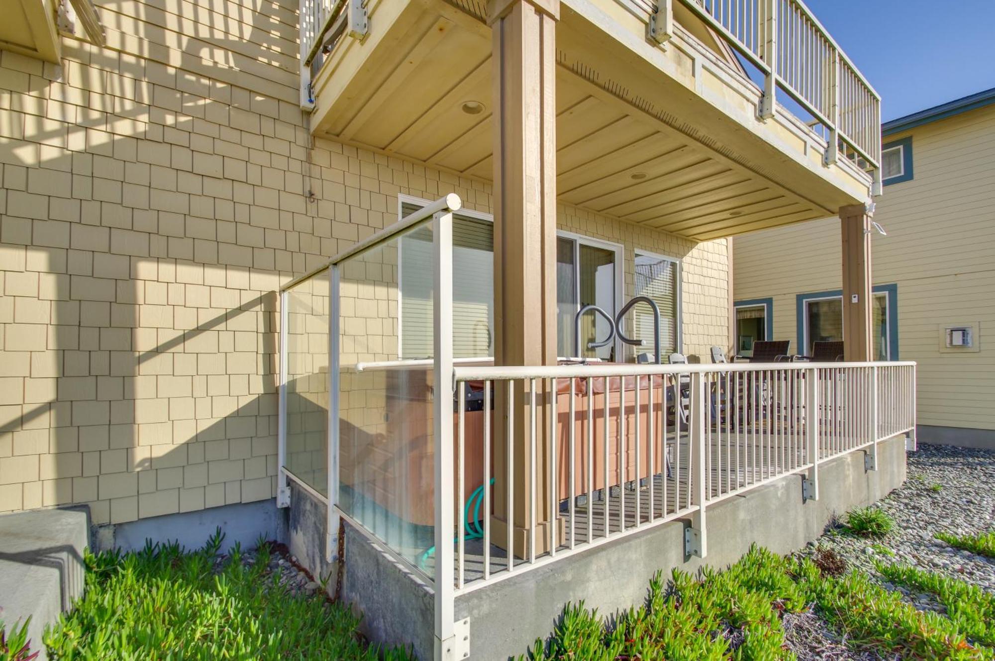 Quiet Waterfront Escape With Hot Tub And Beach Access! Gold Beach Exterior photo