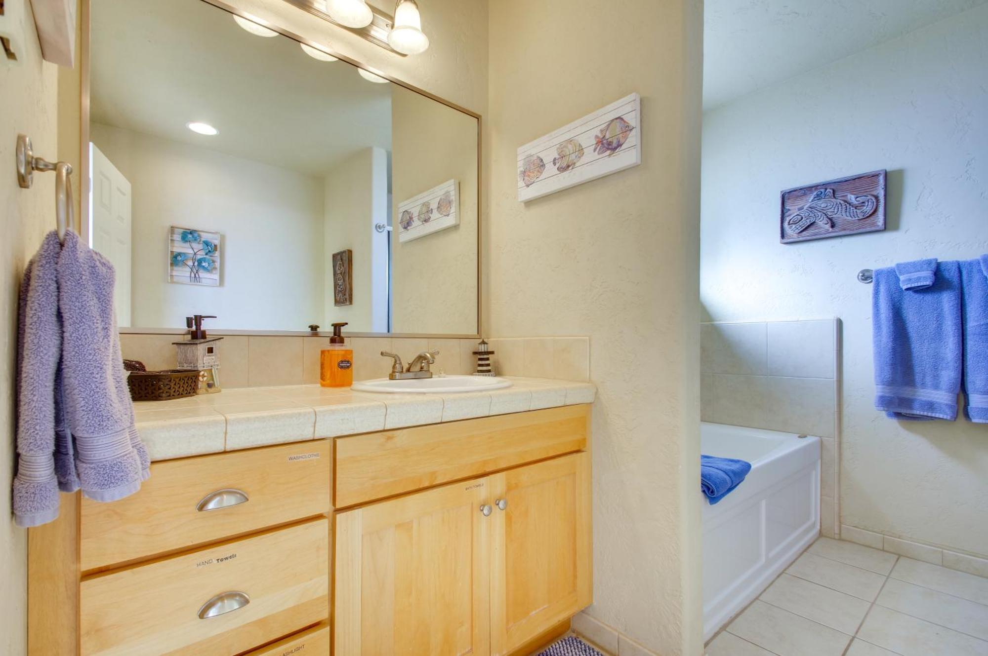 Quiet Waterfront Escape With Hot Tub And Beach Access! Gold Beach Exterior photo