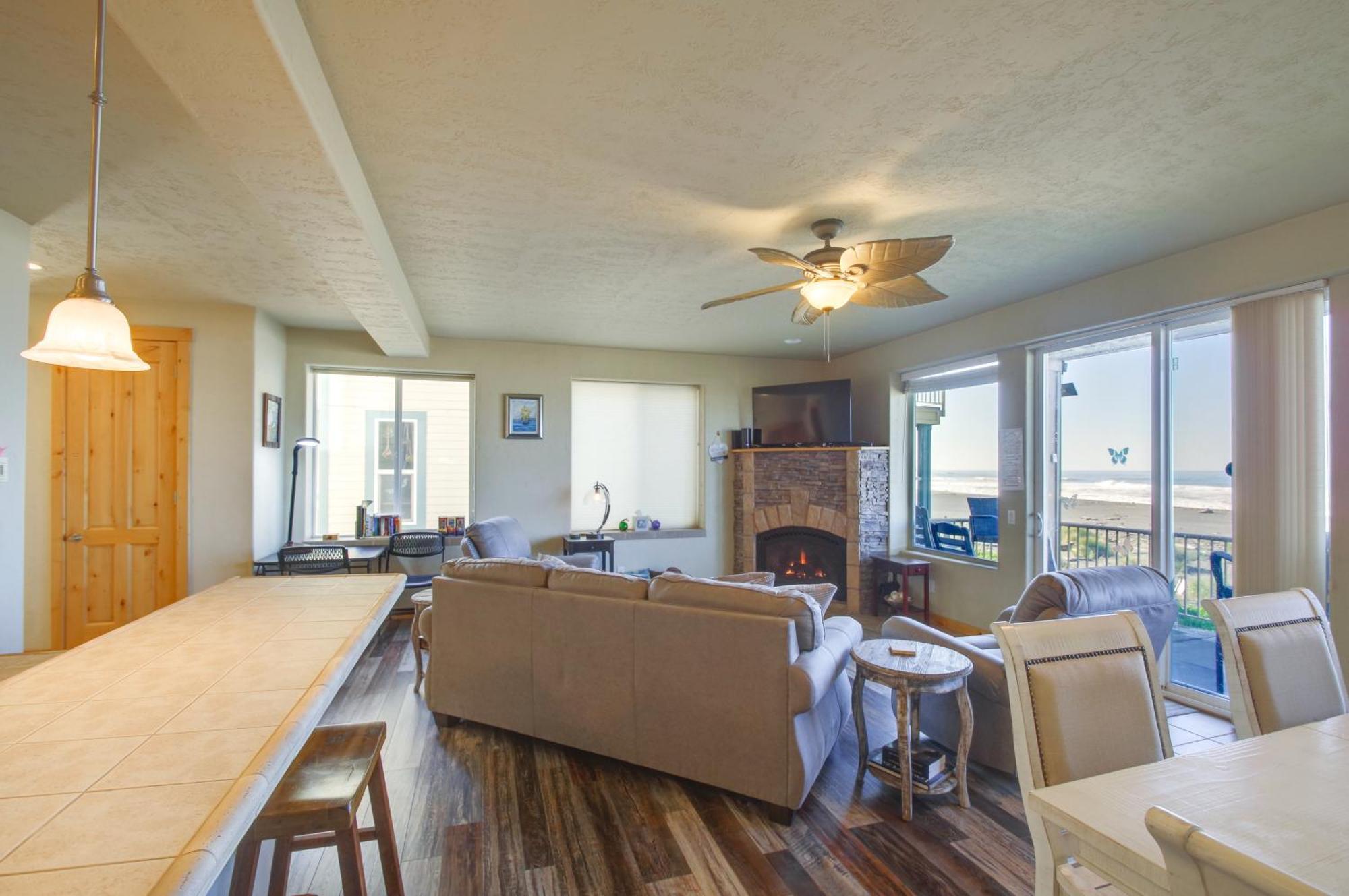 Quiet Waterfront Escape With Hot Tub And Beach Access! Gold Beach Exterior photo