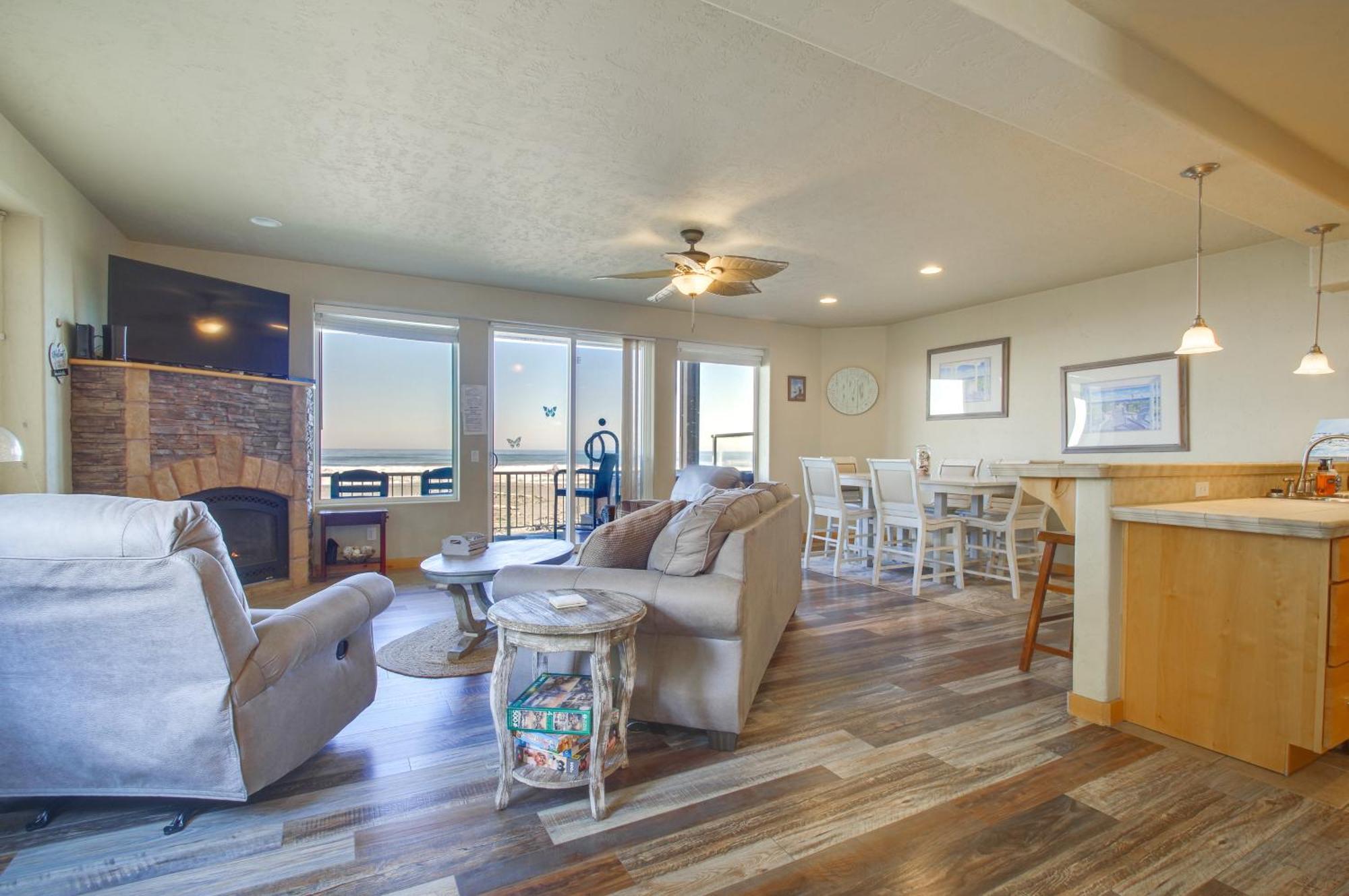 Quiet Waterfront Escape With Hot Tub And Beach Access! Gold Beach Exterior photo